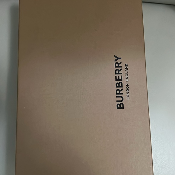 AUTHENTIC KIDS BURBERRY SHOES SIZE 35 EUROPE/ 4 BIG KID - Picture 5 of 9